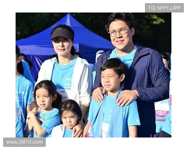 郭晶晶携家人亮相公益活动展现冠军风范与幸福家庭魅力